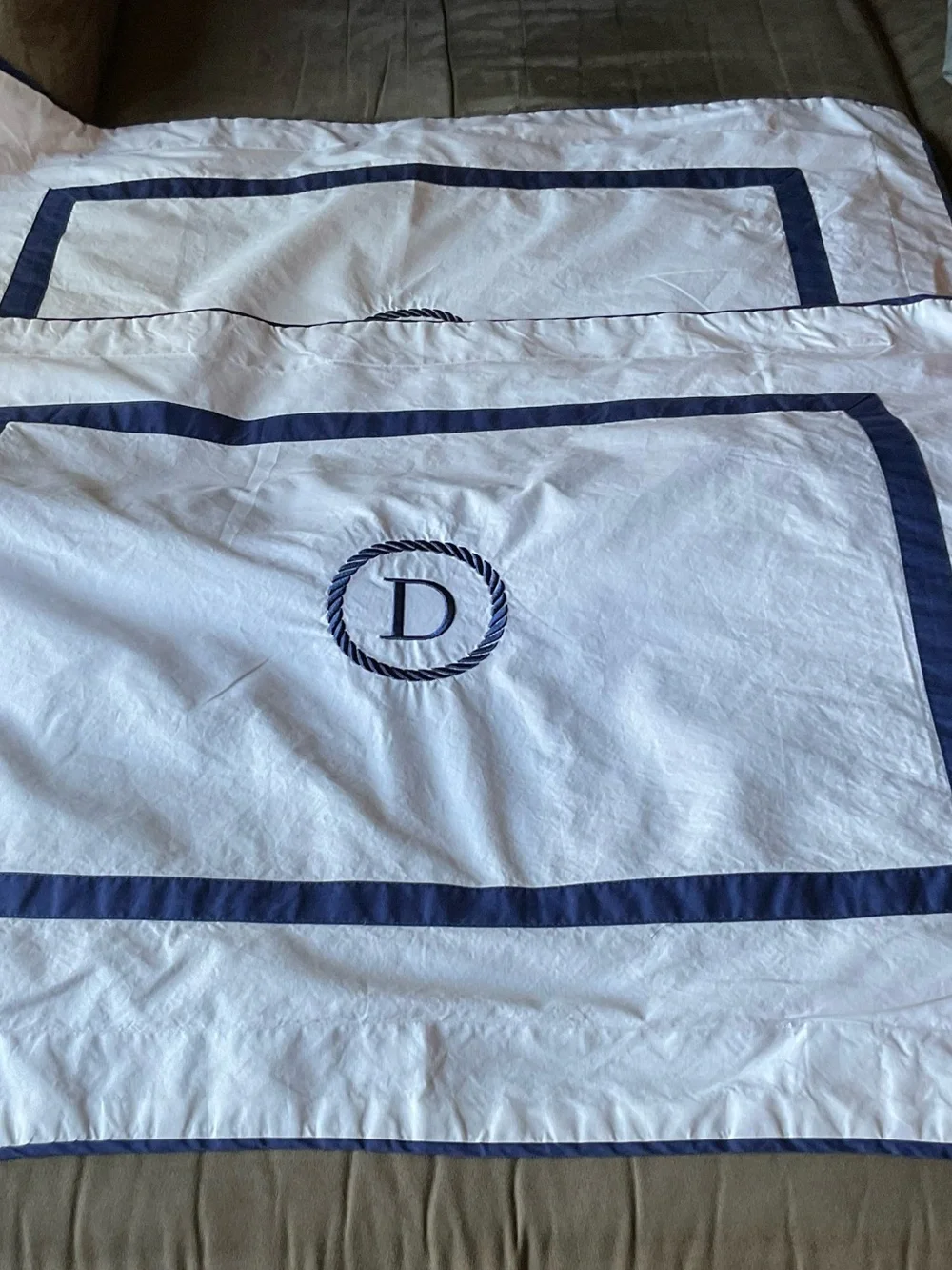 2x Pottery Barn White Organic Cotton Navy Blue Borders & Embroidery Shams 26x20”